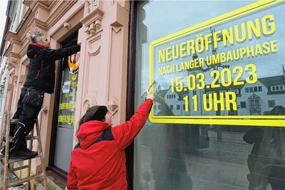 Mitarbeiter von "Radebeuler Machwerk" bei der Gestaltung der Schaufenster des neuen Döner-Imbiss am Obermarkt. 