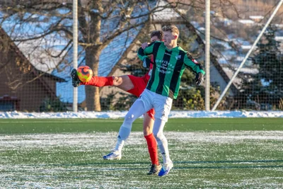 Paul Gräbner, der hier gegen Neudorfs Bastian Schmiedl den Ball abschirmt, brachte die Thalheimer Reserve im Spitzenspiel in Führung.
