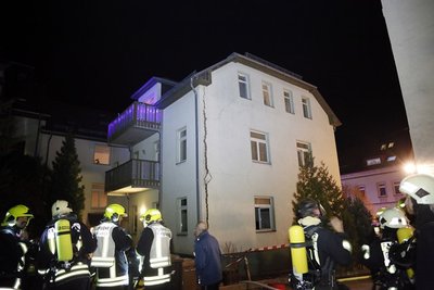Die Explosion verursachte laut Polizei einen Riss an der Giebelwand.