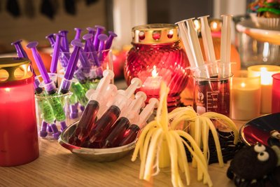 Bei Halloween-Partys die Eltern mit einladen. Das ist für alle lustiger, und im besten Fall steuern sie etwas bei fürs Buffet.