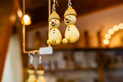 Neu und nur vor Ort erhältlich: Ohrringe mit gedrechselten Figuren, entstanden aus einem Kundenwunsch.