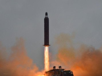 Raketenstart in Nordkorea: Die Mittelstreckenrakete Hwasong-10 steigt auf.