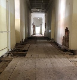 Zur Schwammbekämpfung wurden vor einigen Jahren im Schloss Balken freigelegt.