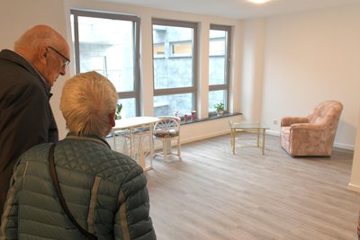 Ruth Kretzer-Braun und Johannes Kretzer schauten sich ein Appartement im „Service-Wohnen am Dom“ der Awo an.