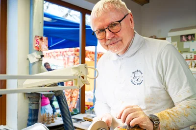 Seniorchef Volkmar Wagner (69) an der Drechselbank – wer ihn beim Arbeiten beobachten möchte, hat dazu am 18. Oktober wieder Gelegenheit.
