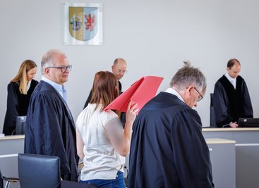 Die Angeklagte schweigt bislang zu den Vorwürfen.