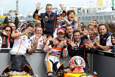 Marc Marquez (unten Mitte) feiert mit seinem Team. 