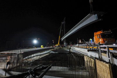 Die Montage der neuen Stahlträger der Plauener Elsterbrücke ging am späten Dienstagabend in zügigem Tempo voran. Nach etwas mehr als zwei Stunden war der Einbau der wichtigen Brückenbauteile vorbei.
