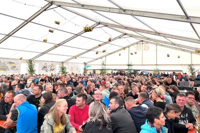 Generationentreffen in Rechenberg-Bienenmühle - das Festzelt war voll.