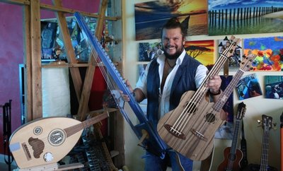 Vicente Patíz mit seinen neuen Instrumenten. Die Hydra (rechts) ist Ukulele und Kontrabass in einem. 