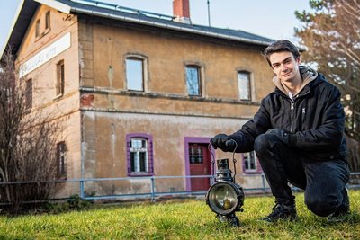 Sebastian Jung durfte sich ins Ehrenbuch der Stadt eintragen. Im Hintergrund ist das alte Bahnwärterhaus zu sehen, in dem die engagierten Jugendlichen ihre Ausstellung zeigen.