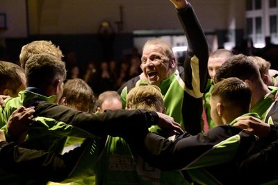 Ein Derbysieg ist ein Grund zum Feiern. Mittendrin: RVT-Coach Steffen Richter.