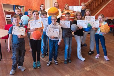 Ihr fächerübergreifendes Planeten-Projekt haben die Schüler in dieser Woche erfolgreich abgeschlossen. Demnächst dreht sich alles um die Weihnachtszeit. Bei diesem Projekt werden unter anderem Deutsch, Musik und Kunst verknüpft.