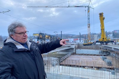 Rathaus-Bauexperte Harald Haupt demonstriert, wie die Kräne in der vergangenen Nacht ihre Arbeit machten.