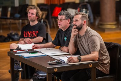 Regisseur Christian Schreier (vorn) bei einer Theaterprobe im Vorjahr.