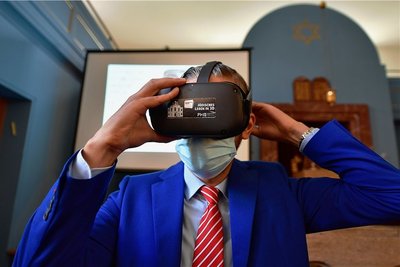 Alexander Nachama, Landesrabbiner in Thüringen, setzt eine VR-Brille auf, um die virtuell rekonstruierte Große Synagoge Erfurt zu besichtigen. Die 1884 geweihte Synagoge war 1938 von den Nationalsozialisten zerstört worden. 