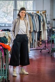 Maria Seifert hat Modedesign studiert und führt den Geschäftsbetrieb der Textilmanufaktur in Eibenstock, die ihren Namen trägt. Auf dem Bild trägt sie einen Mantel aus ihrer eigenen Kollektion. 