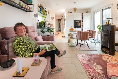 Kerstin Gampe im Wohnbereich. Im Hintergrund: die Küche.