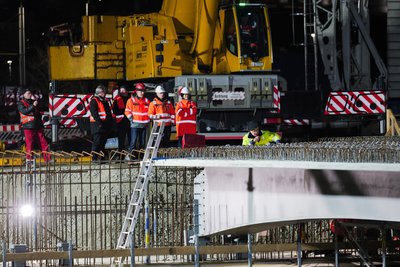 Der nächtliche Einbau der Träger war Millimeterarbeit.