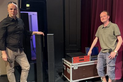 Tontechniker Thomas Fiedler (l) und Hannes Schmieder freuen sich auf die neuen Boxen.