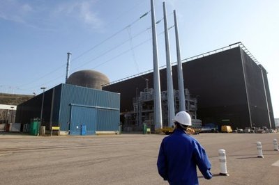 Das Erdbeben in Japan und die dadurch ausgelöste Katastrophe im Kernkraftwerk Fukushima haben selbst Frankreich aufgerüttelt. Frankreich, das als Atomstromgigant weltweit an zweiter Stelle hinter den Vereinigten Staaten liegt und die Kernenergie als einzig wahre "Energie der Zukunft" preist, das drei Viertel seines Stroms aus Atommeilern bezieht und seine Atomtechnik in alle Welt verkauft. "Muss man Angst vor der Atomkraft haben?", titelte die auflagenstarke Tageszeitung "Le Parisien" verschreckt, als ob sich diese Frage gerade zum ersten Mal stelle. Selbst die Regierung zeigte "Sorge" über die Ereignisse in Japan.