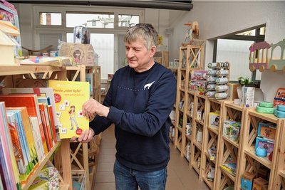 Mathias Stempell vom Verein Jumi Kinderhilfe in Oelsnitz. Der Verein will sich bei seinem Angebot auf Lernspielzeug konzentrieren. Ein fester Öffnungstag in der Woche ist vorgesehen.