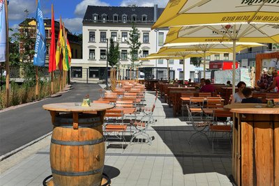 2019: Am Baderberg war am Eingang zu den Paradiesgärten vor fünf Jahren noch der Biergarten „Hopfenwirtschaft" zu finden. Heute ist das ein großer und kostenfreier Parkplatz in der Innenstadt, umgeben von vielen sanierten Häusern.