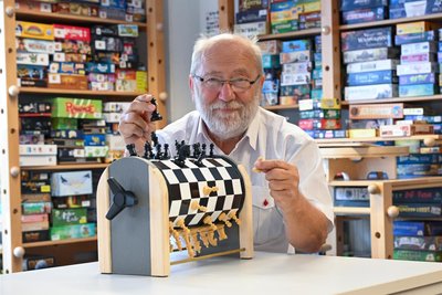 Ein echtes Unikat: Eberhard Neumann vom Deutschen Spielemuseum spielt „Circle Chess“.