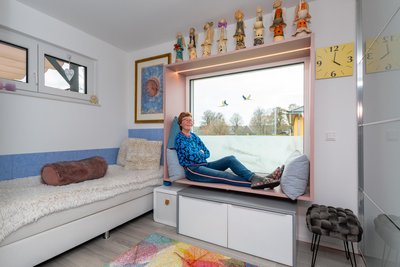 Im Tiny House gibt es ein Sitzfenster. Silke Gampe hat es sich gemütlich gemacht.
