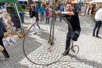 Beim Hutzentag in Treuen zog Frank Albert aus Lengenfeld mit seinem Hochrad alle Blicke auf sich. Er baut die Gefährte auch selbst und hat eine Hochrad-Fahrschule.