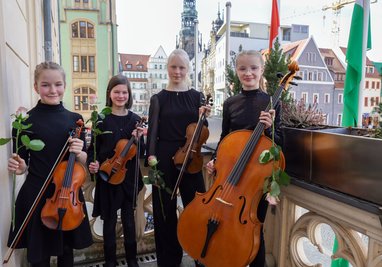 Streichquartett ohne Viola:  Juliane Martin (Zwickau),Katharina Braun (Wilkau-Haßlau),Ella-Marleen Reinhold (St. Egidien) und Hedda Claire Bechtel (Zwickau, von links) nach ihrem Auftritt.  Foto: Andreas Kretschel