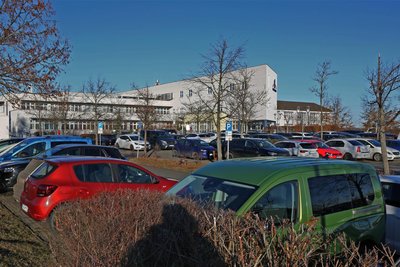 Bislang kostenfrei: Parkplatz an der Pleißental-Klinik.
