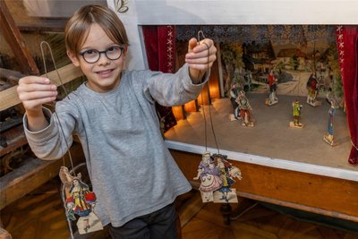 Der neunjährige Rudi Förster aus Falkenstein hilft im Heimatmuseum bei den letzten Vorbereitungen für die diesjährige Weihnachtsausstellung.