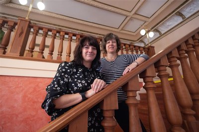 Geschäftsführerin Jacqueline Scharfen (li.) und Schulleiterin Heike Wagner freuen sich über den gelungenen Start.