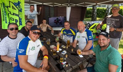 Neun Männer aus Altenburg haben das Sachsenring-Wochenende am Stausee Oberwald verbracht - mit einem Fernseher, Fleisch vom Grill, Fassbier, Eierlikör sowie Ibuprofen-Tabletten gegen die Kopfschmerzen. 