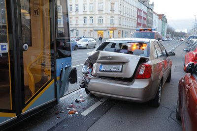 Ein Unfall zwischen einer Straßenbahn und einem Auto in Chemnitz sorgte für Verkehrseinschränkungen.