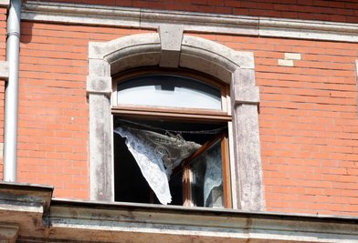 Die Kinder wurden aufmerksam, als es aus diesem Fenster qualmte.
