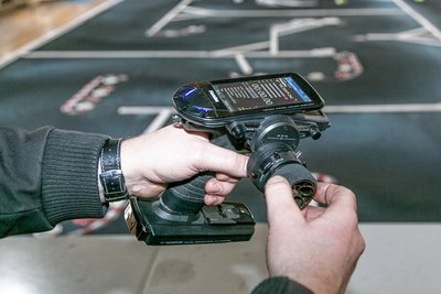 Moderne Technik: Mit der rechten Hand um dem Rad wird gesteuert, mit dem Zeigefinger der linken Hand mittels einer Wippe beschleunigt oder gebremst.