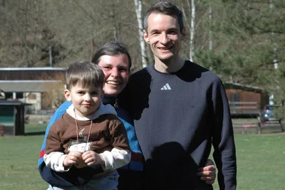 Stefan Fuhrmann, hier im vergangenen Jahr beim Frühjahrsberglauf mit seiner Bekannten Stefanie Birbils und ihrem Sohn Georg, gewann am Samstag zum fünften Mal in Folge über 10 Kilometer.