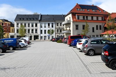 2024: Am Baderberg war am Eingang zu den Paradiesgärten vor fünf Jahren noch der Biergarten „Hopfenwirtschaft“ zu finden. Heute ist das ein großer und kostenfreier Parkplatz in der Innenstadt, umgeben von vielen sanierten Häusern.