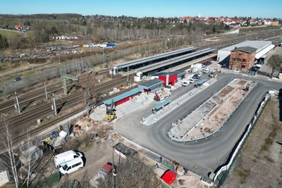Bis Anfang Mai sollen das neue Bahnhofs-Servicegebäude und der Vorplatz funktionsfähig sein.