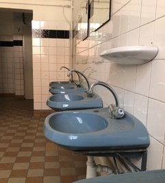 In den Sanitärräumen ist schon seit langem kein Wasser mehr aus den Hähnen geflossen. 