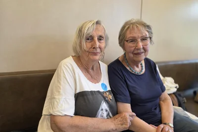 Brigitte Drippe (l.) und Rita Fröhlich leben in Berlin. Das lange Anstehen für Edvard Munch hielten sie nicht durch. Dafür ging es in die Dauerausstellung – und Torte danach war auch drin.