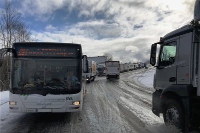 Auch Busse standen auf der Bundesstraße 174 im Stau. 