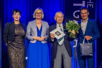 Über 70 Jahre Engagement für Turbine Leipzig: Der Preis für das Lebenswerk ging an Rudolf Polster (2. von rechts). Die ersten Gratulanten waren LSB-Präsidiumsmitglied Rica Wittig, Laudatorin Christiane Schenderlein (Staatsministerin für Sport und Ehrenamt) sowie Preisstifter Dustin Mühle von Mühle-Glashütte (v.l.n.r.).