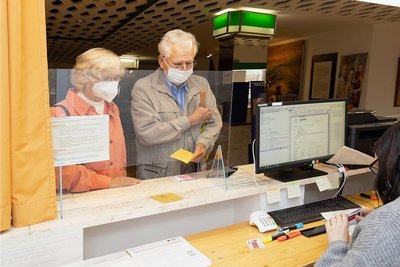 Bis zum letzten Tag kamen nicht nur Erzgebirger zum Impfen in die Festhalle - hier sind es Christa und Hans Seidel, die sich gerade anmelden.