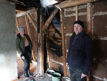 Svitlana und Jochen Glaß im Dachgeschoss ihres Hauses. Hier brach der Brand aus. Eine defekte Verteilerdose gilt als wahrscheinliche Ursache. Aufgrund der großen Schäden ist das Gebäude derzeit unbewohnbar.