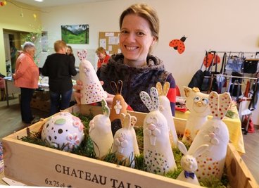 Kristin Hennecke aus Oberlungwitz präsentierte beim Ostermarkt im Mehrgenerationenhaus ihre getöpferten Hasen.
