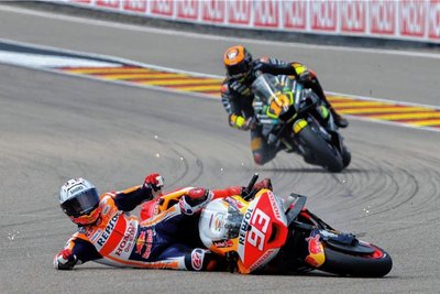 Marc Marquez und sein dritter Sturz am Samstag auf dem Sachsenring. Der Katalone zeigt enorme Qualitäten als Stehaufmännchen. 