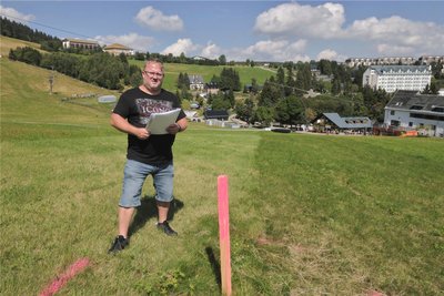 René Lötzsch, der Geschäftsführer der Fichtelberg Schwebebahn GmbH, im Bereich der künftigen Bergstation des geplanten „Zauberteppichs“ am Haupthang.